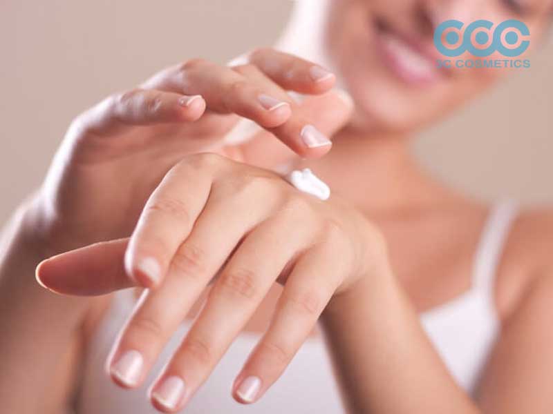 Chất glycerin giúp làm mềm da tay